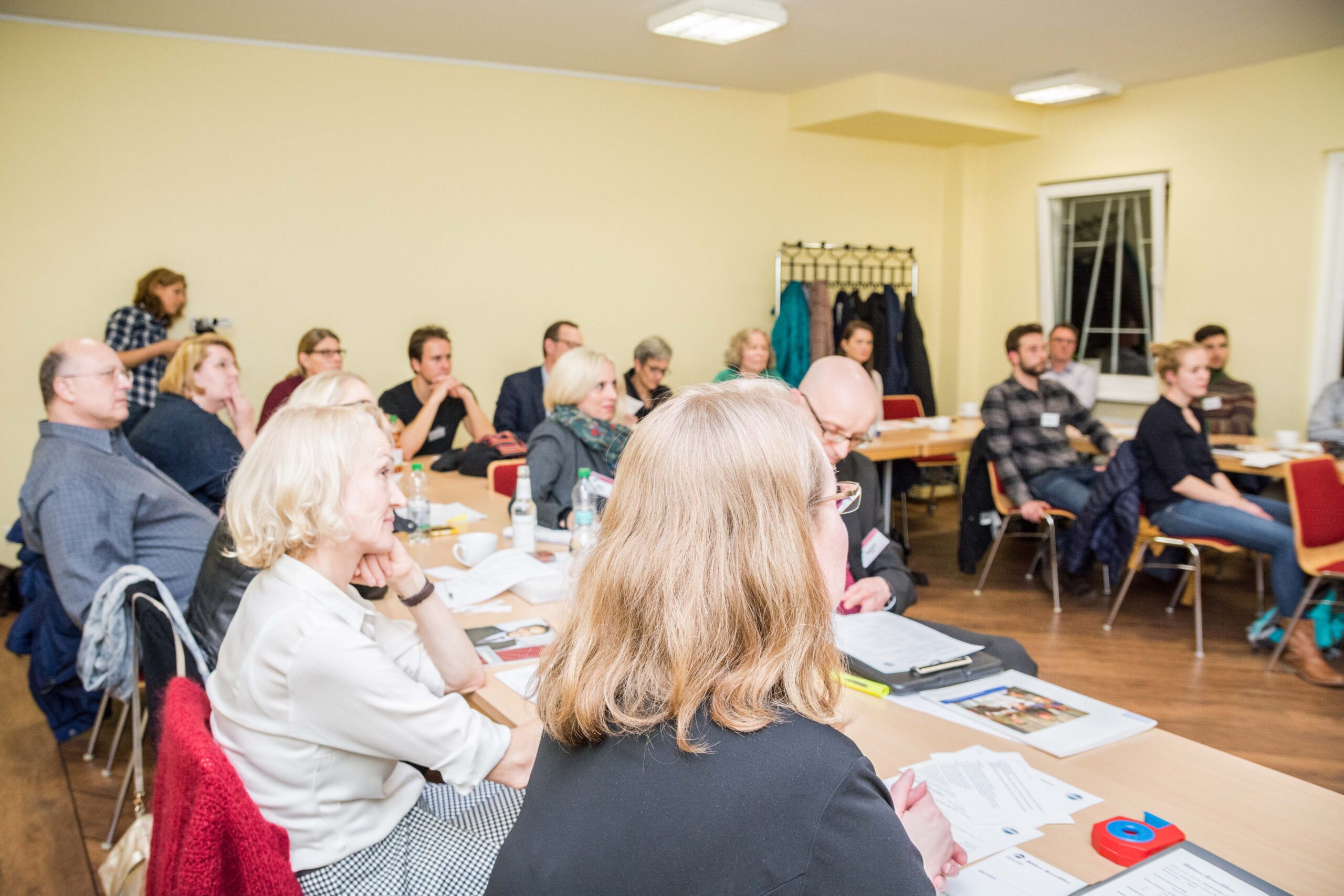 Mitglieder der Kölner Sprechbar beim Clubabend – mitmachen bei Toastmasters in Köln