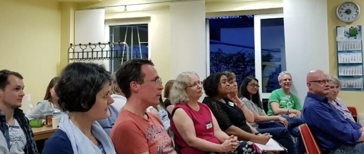 Schuhe aus – ein indischer Toastmaster-Abend Aufmerksames Publikum der Kölner Sprechbar verfolgt gespannt die Debattenrunde des indischen Toastmaster-Abends.
