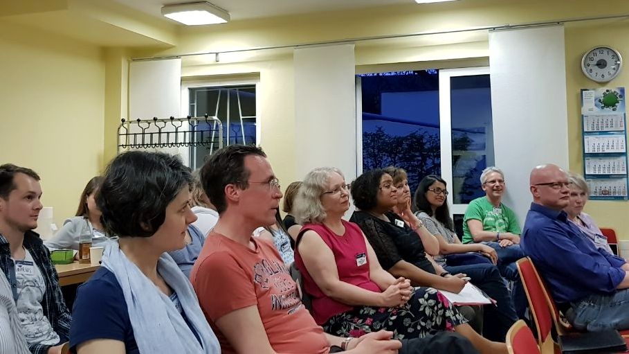 Aufmerksames Publikum der Kölner Sprechbar verfolgt gespannt die Debattenrunde des indischen Toastmaster-Abends.