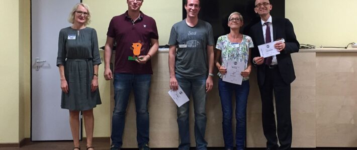 Mitglieder der Kölner Sprechbar mit Urkunden beim Clubabend Spannung erzeugen.