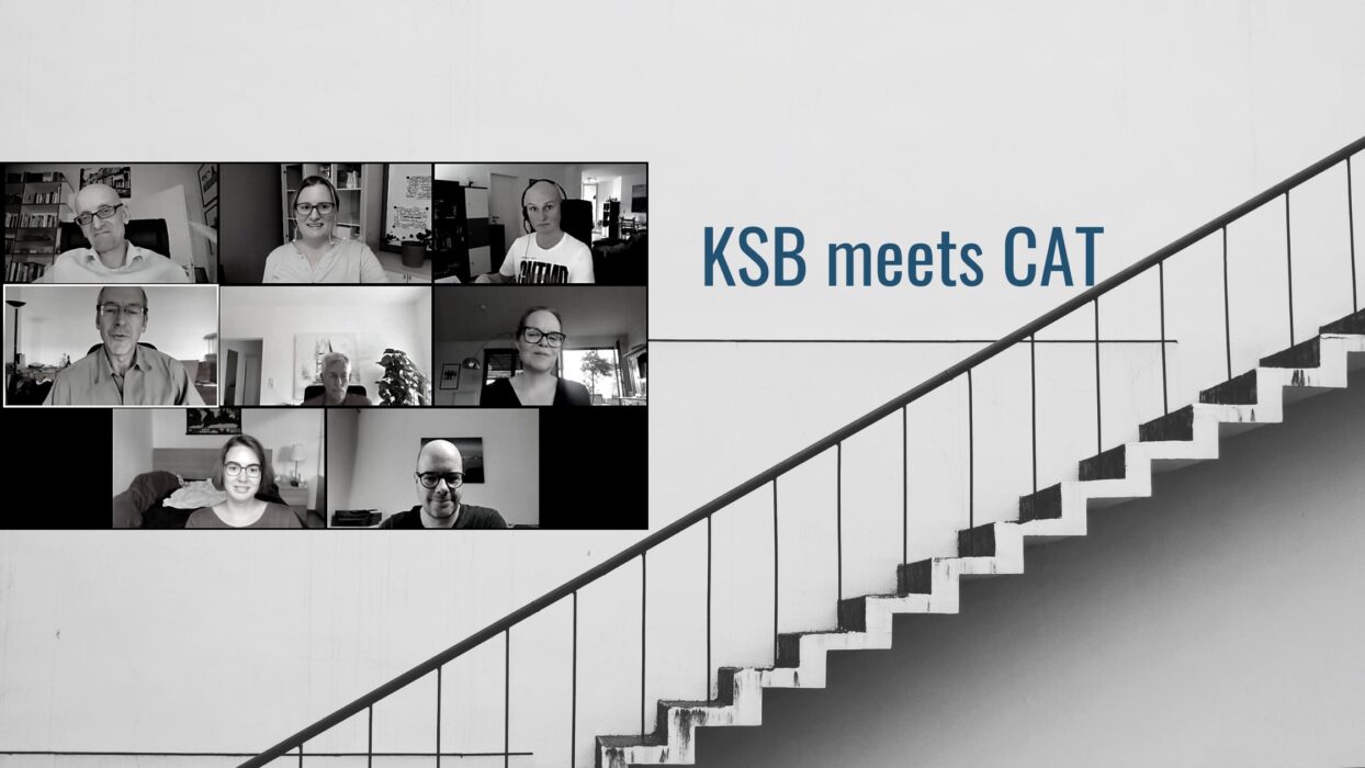 Grafik „KSB meets CAT“ mit einem Raster von Zoom-Teilnehmenden der Kölner Sprechbar und der Cologne Advanced Toastmasters vor einem Treppenhaus-Hintergrund.