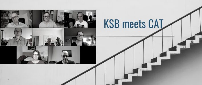 Grafik „KSB meets CAT“ mit einem Raster von Zoom-Teilnehmenden der Kölner Sprechbar und der Cologne Advanced Toastmasters vor einem Treppenhaus-Hintergrund.