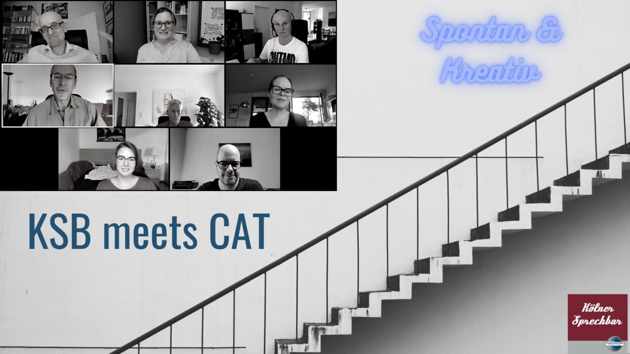 Grafik „Spontan & Kreativ, KSB meets CAT“ mit demselben Zoom-Teilnehmenden-Raster, Treppenhaus-Hintergrund und den Logos von Kölner Sprechbar und Toastmasters.
