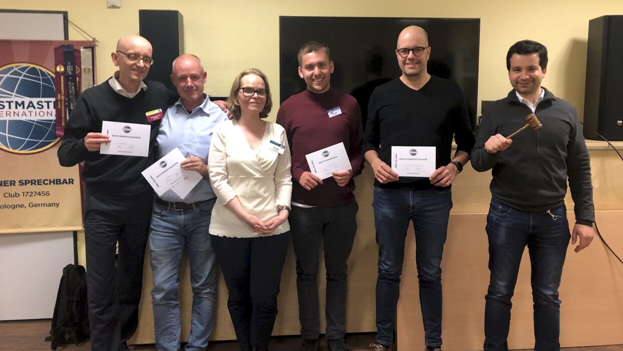 Mitglieder der Kölner Sprechbar während des Clubabends "Stimmig sein!".