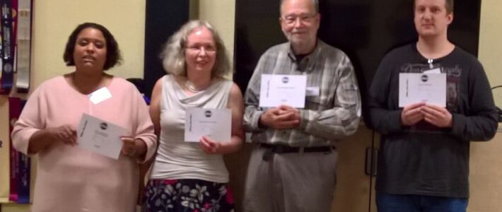 Success Stories Vier Mitglieder und Gäste der Kölner Sprechbar stehen nebeneinander und halten ihre Urkunden in den Händen.