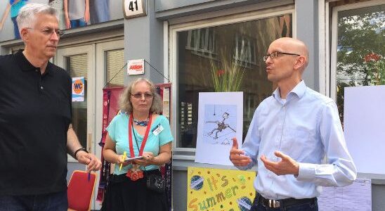 Mitglieder der Kölner Sprechbar sprechen an ihrem Infostand beim Tag des guten Lebens in Köln-Deutz.