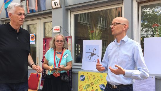 Mitglieder der Kölner Sprechbar sprechen an ihrem Infostand beim Tag des guten Lebens in Köln-Deutz.