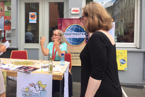 Besucherin und Mitglied der Kölner Sprechbar im Gespräch am Infostand beim Tag des guten Lebens.