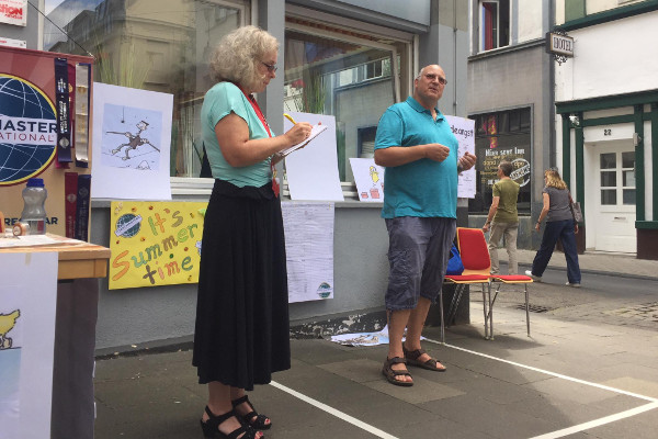 Passanten informieren sich am Infostand der Kölner Sprechbar beim Tag des guten Lebens in Deutz.