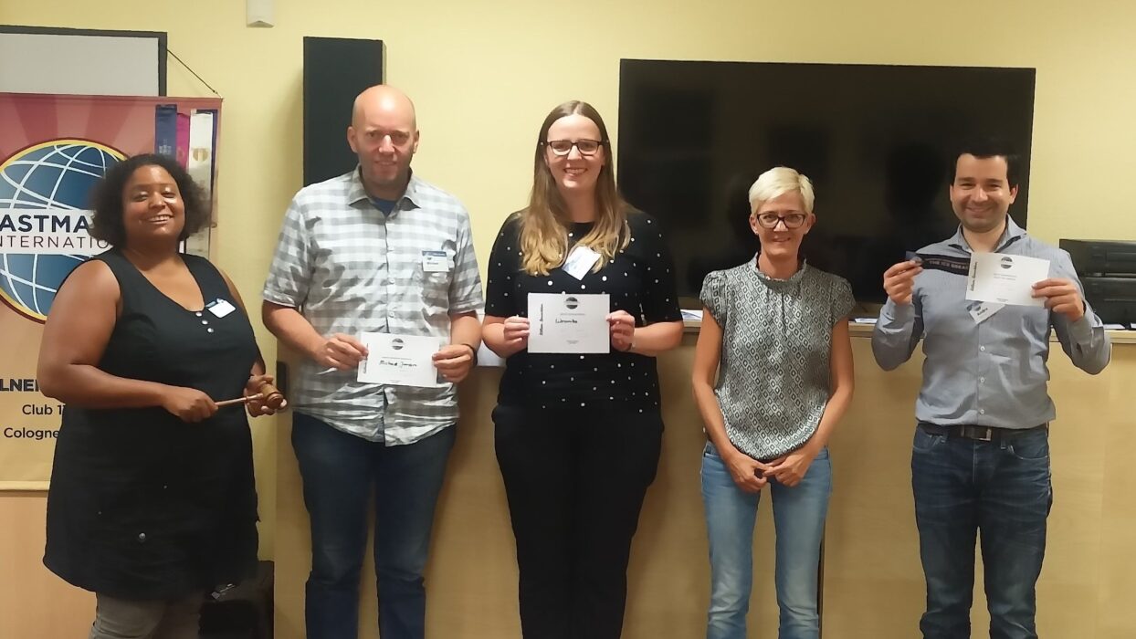 Mitglieder der Kölner Sprechbar während des Clubabends "Toastmaster/innen des Abends gesucht".