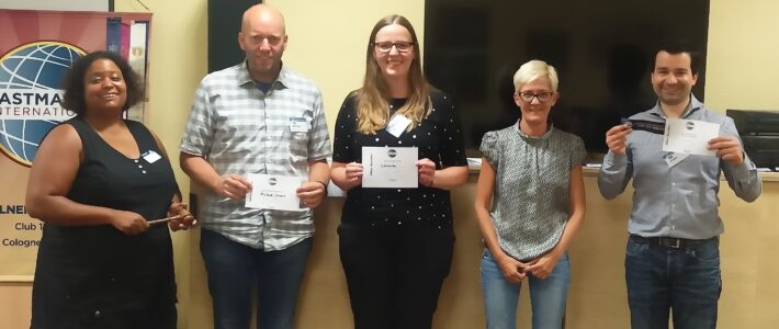Mitglieder der Kölner Sprechbar während des Clubabends "Toastmaster/innen des Abends gesucht".