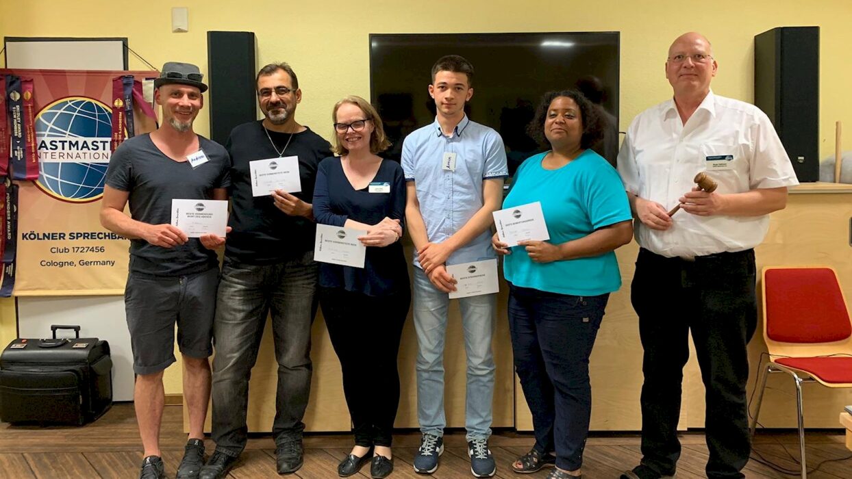 Mitglieder der Kölner Sprechbar während des Clubabends "Toastmaster-Rossbreiten".