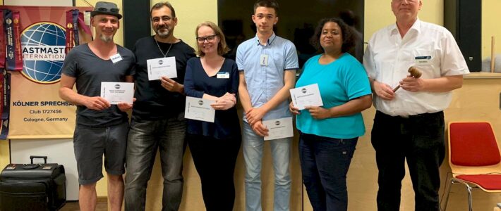 Mitglieder der Kölner Sprechbar während des Clubabends "Toastmaster-Rossbreiten".