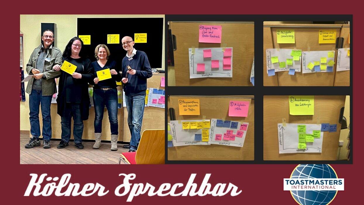 Vier lächelnde Toastmasters-Mitglieder mit gelben Auszeichnungskarten neben vier Whiteboard-Postern zu Workshop-Themen des Clublebens, dazu Kölner-Sprechbar- und Toastmasters-Logo.