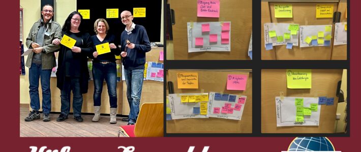 Vier lächelnde Toastmasters-Mitglieder mit gelben Auszeichnungskarten neben vier Whiteboard-Postern zu Workshop-Themen des Clublebens, dazu Kölner-Sprechbar- und Toastmasters-Logo.