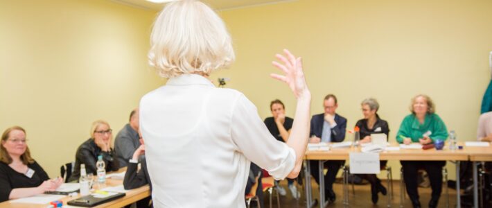 Rednerin bei einer Rede vor der Gruppe bei einem Clubabend der Kölner Sprechbar