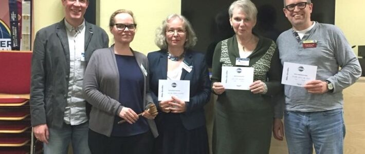 Mitglieder der Kölner Sprechbar im Gespräch während des Clubabends "Was ist uns wichtig?".