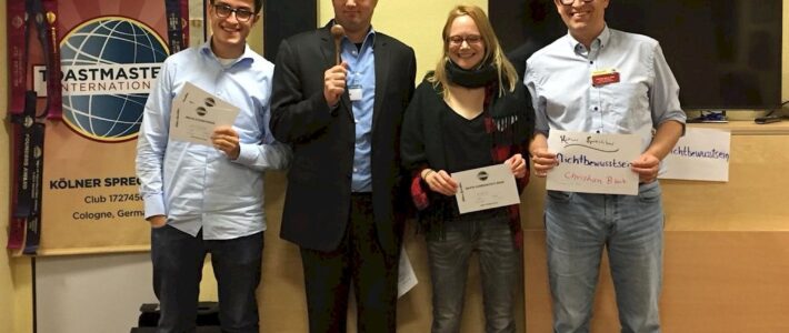 Was würdest du für eine Wohnung tun? Vier Teilnehmende stehen mit Urkunden und Hammer vor dem Toastmasters-Banner.