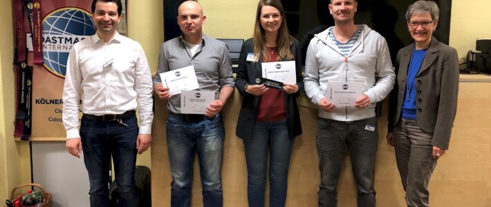 Mitglieder der Kölner Sprechbar während des Clubabends zum Thema Way of Life.