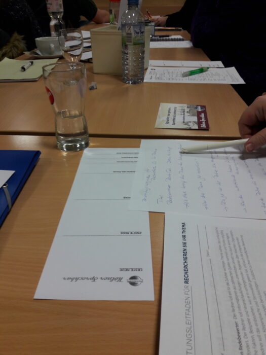 Mitglieder der Kölner Sprechbar während des Workshop-Abends im Gespräch.