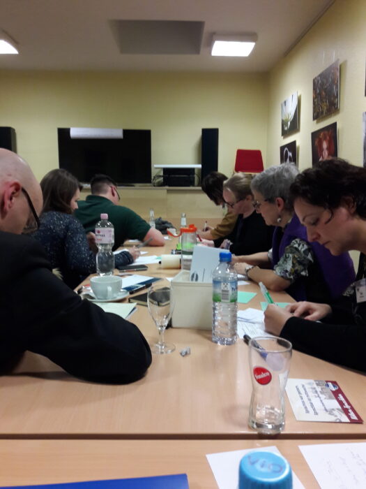 Mitglieder der Kölner Sprechbar während des Workshop-Abends im Gespräch.
