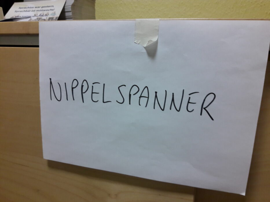 Mitglieder der Kölner Sprechbar während des Workshop-Abends im Gespräch.