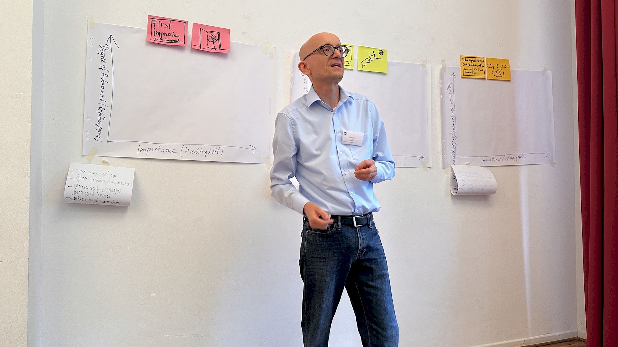 Christian B., DTM, spricht beim Club Officer Training vor Flipcharts mit Moderationskarten zum Thema Moments of Truth.